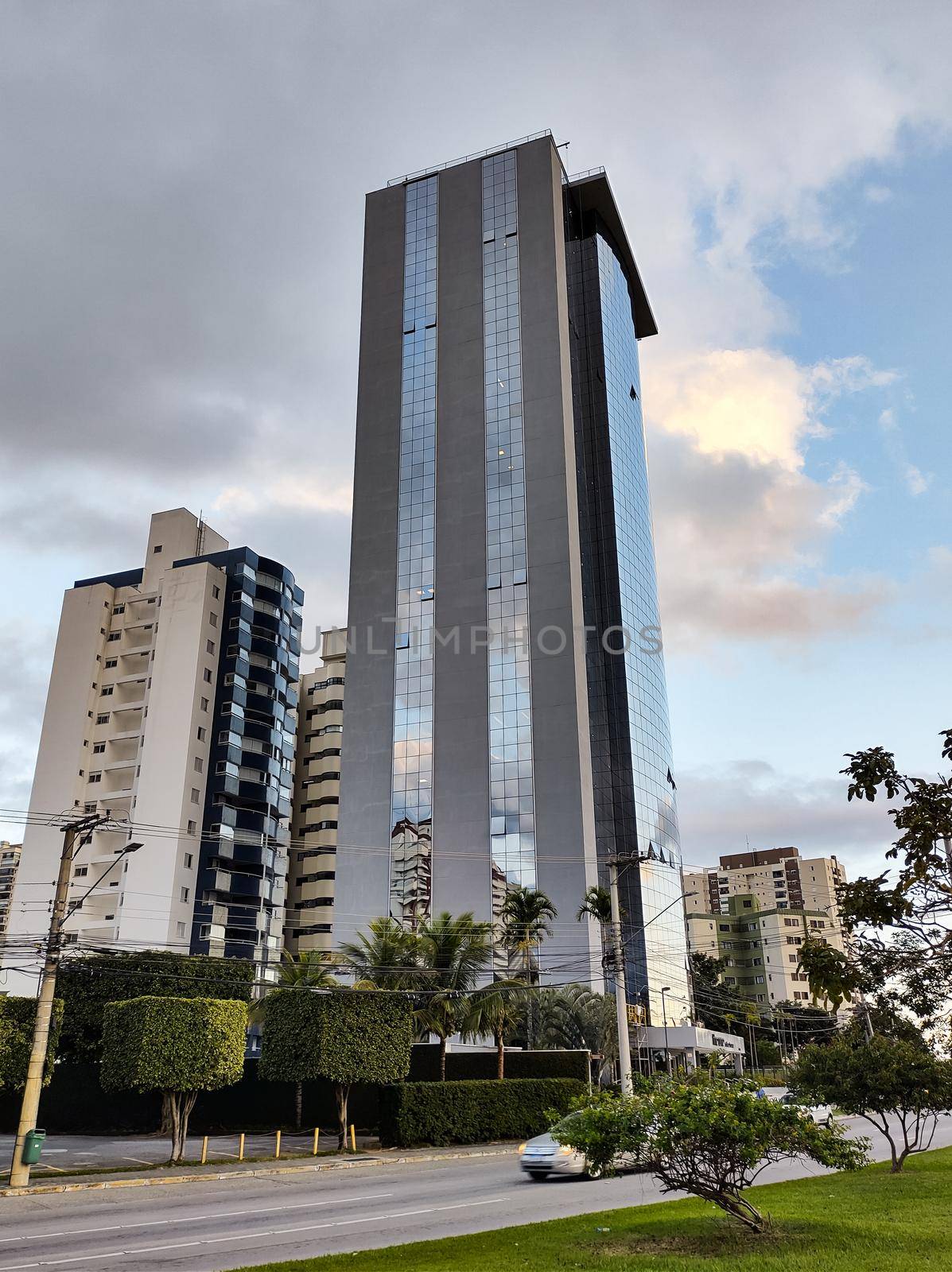Mirrored building of modern architecture on Avenida Cassiano Ricardo. by silviopl