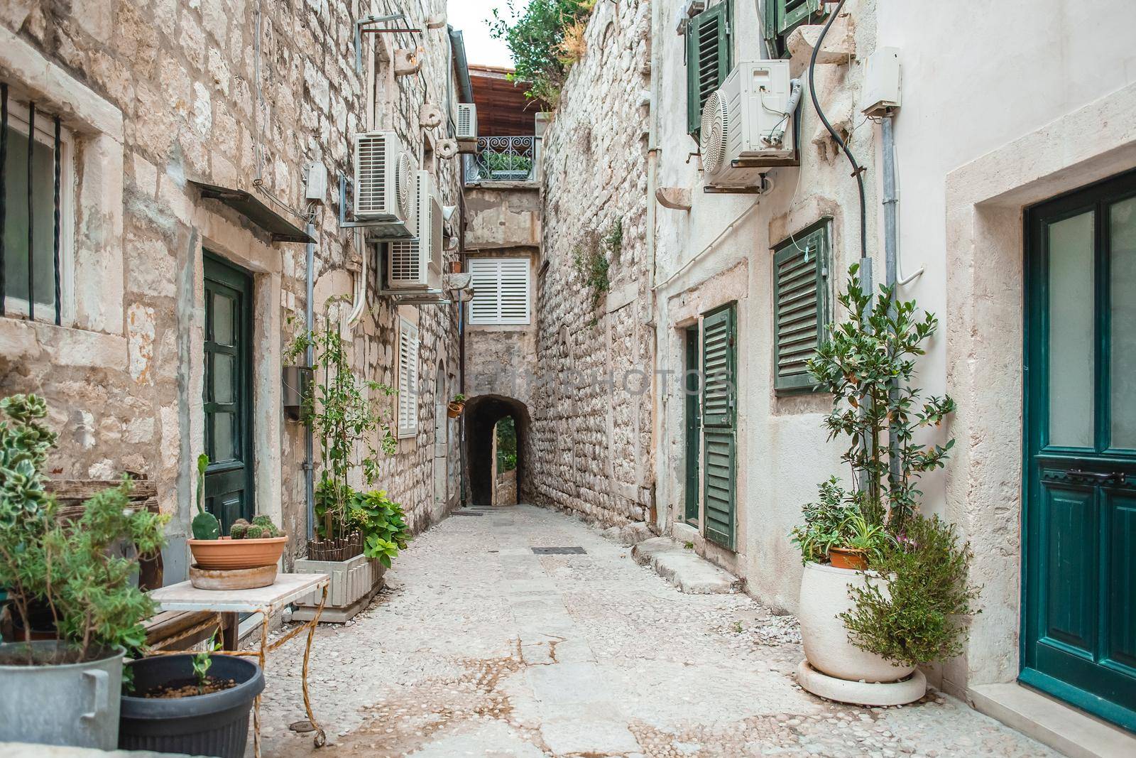 Narrow Inner mediterranean style yard in Dubrovnik by Syvanych