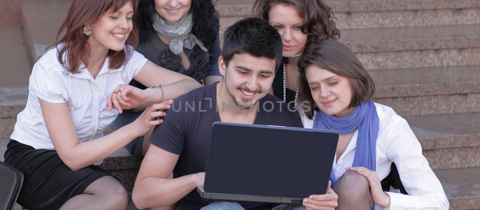 friends of the students looking at the laptop screen .education concept