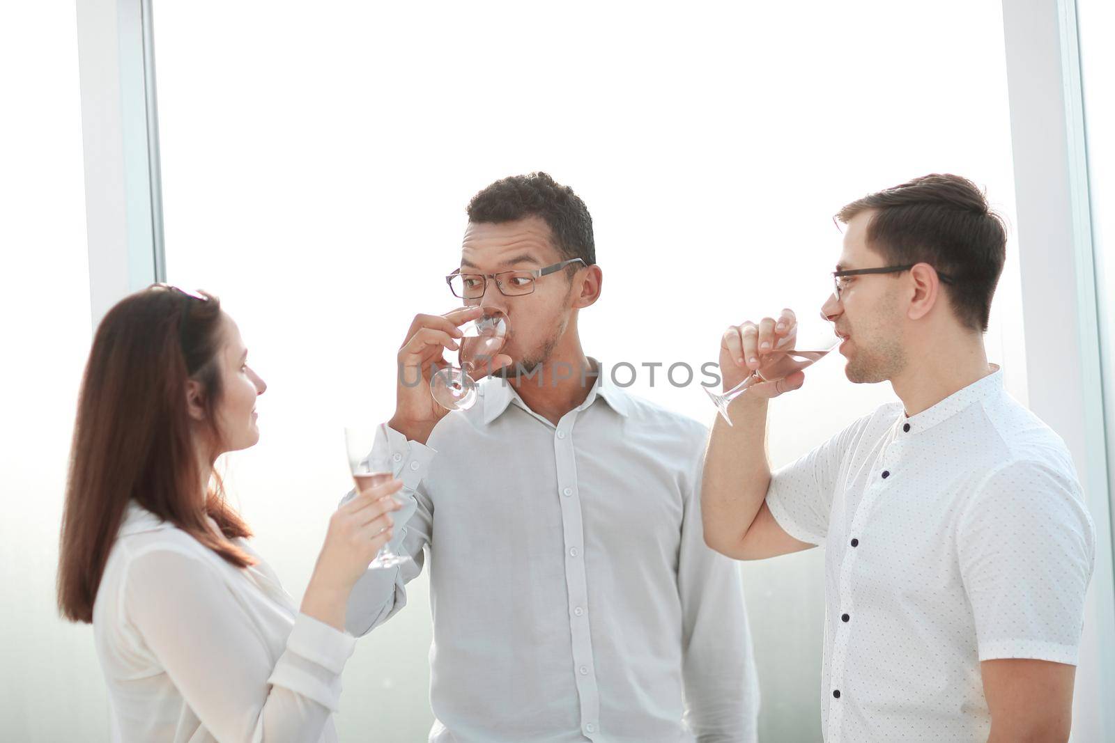 close up.business team clinking glasses of wine. the concept of a successful startup