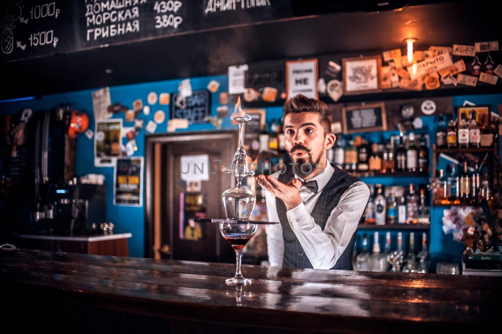 Barman formulates a cocktail in the brasserie by Proff