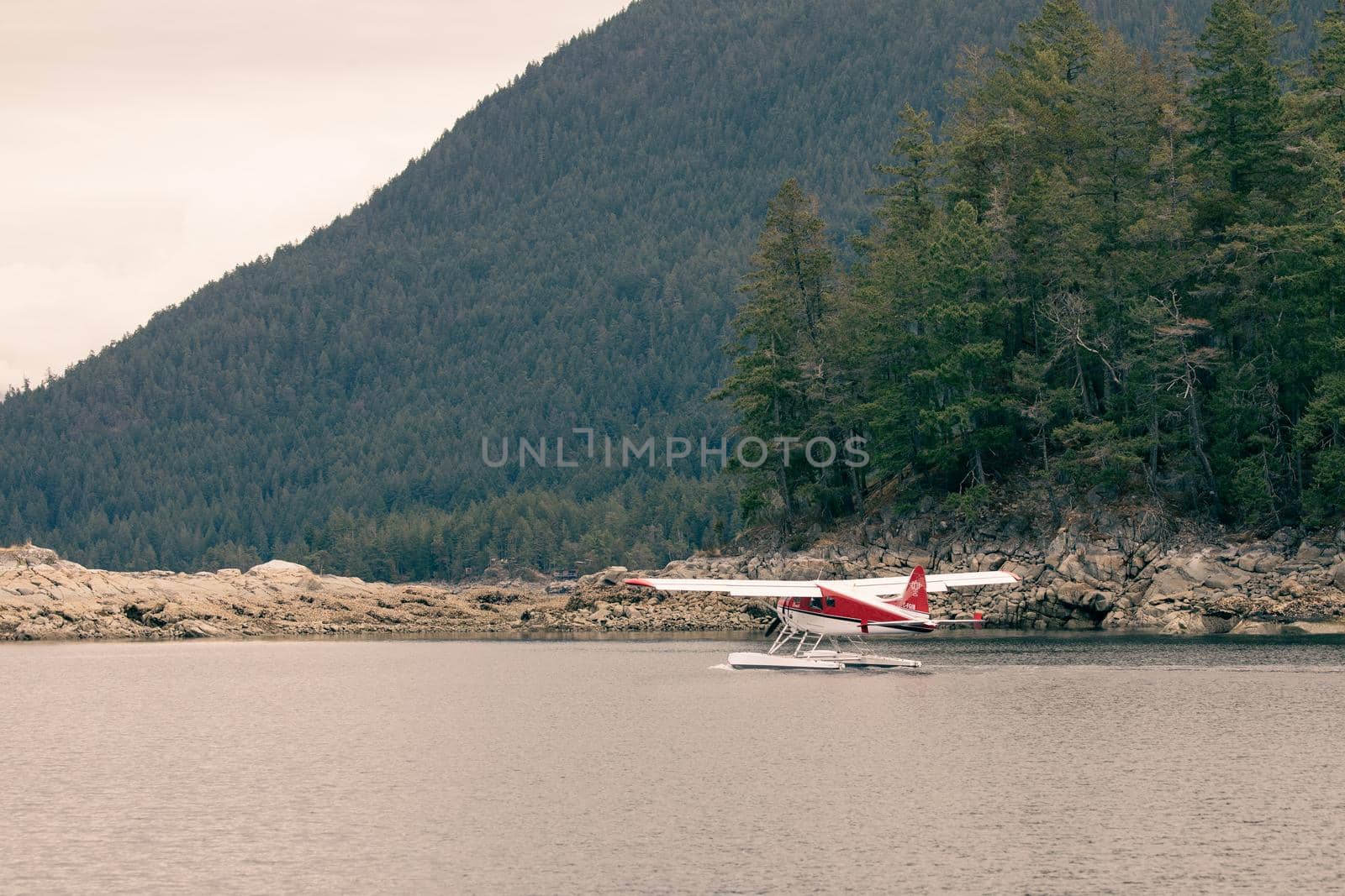 Dehavilland Beaver float plane going through a cut in an an island before take-off by Granchinho