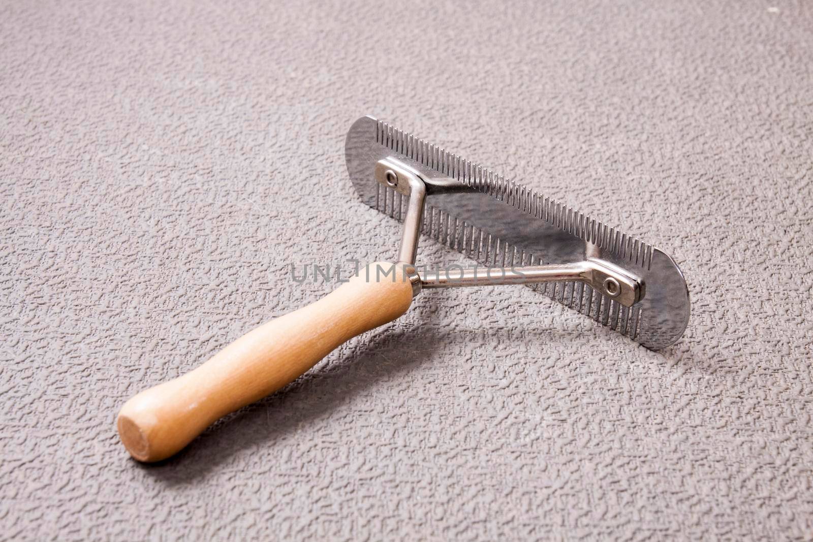 De-shedding tool from metal with wooden handle