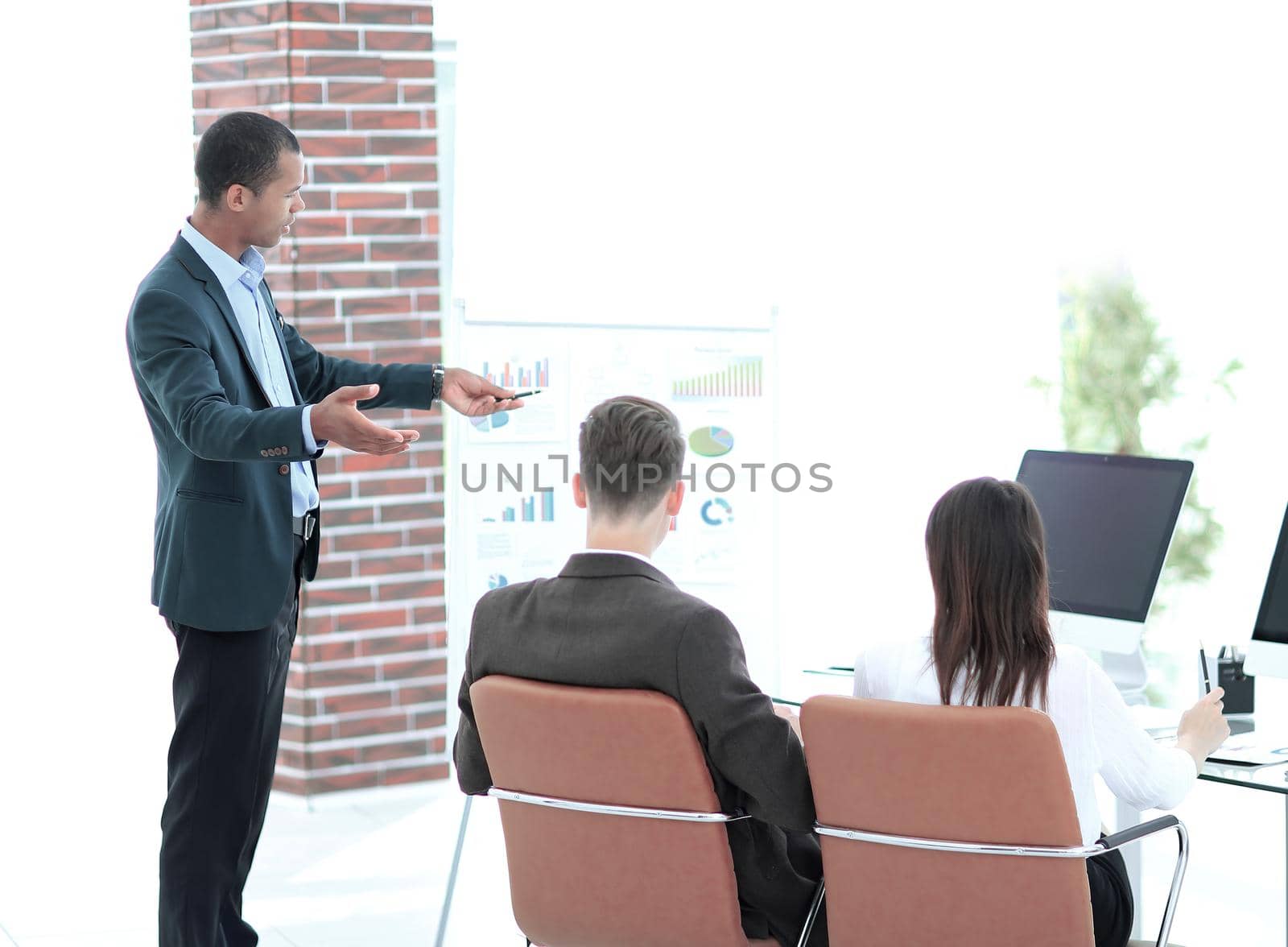 speaker making a report for business partners in the office.photo with copy space