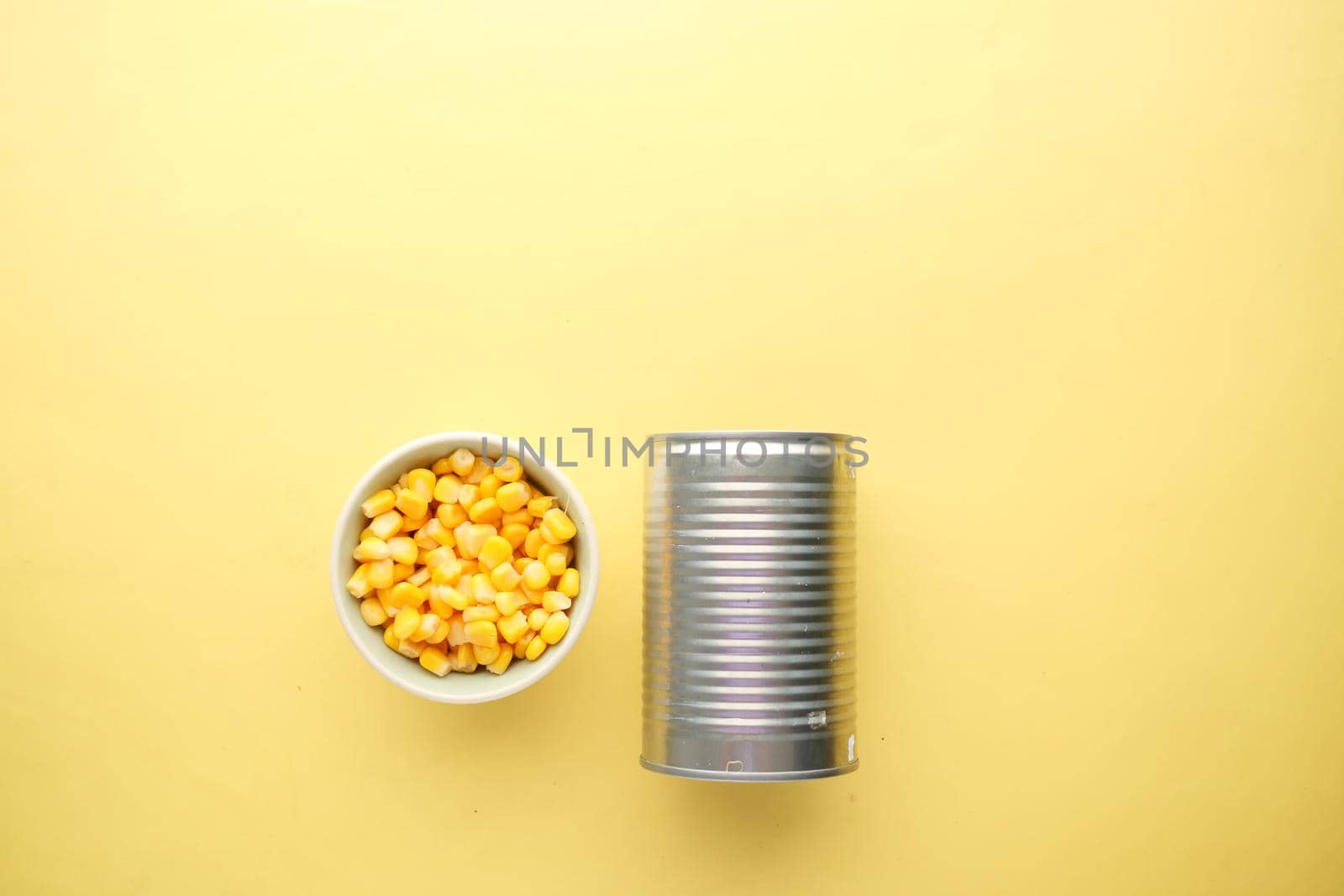 Sweet corns in a bowl on table