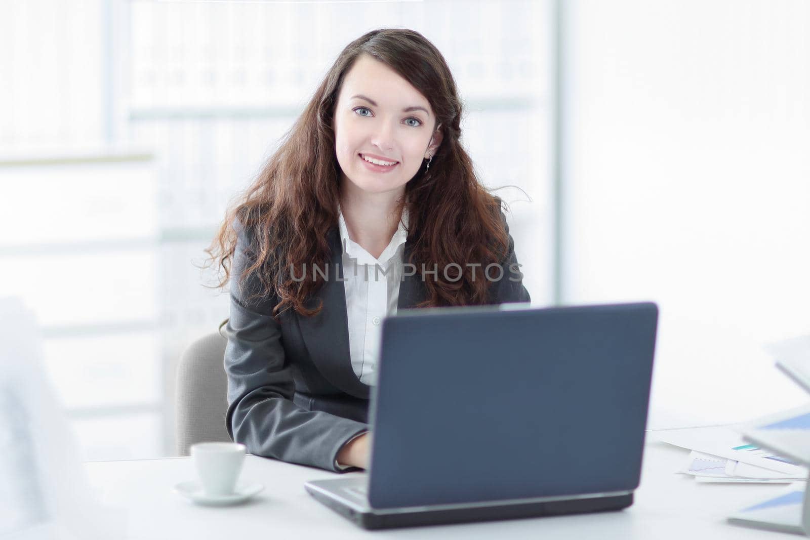 successful business woman sitting at the Desk in the office.photo with copy space
