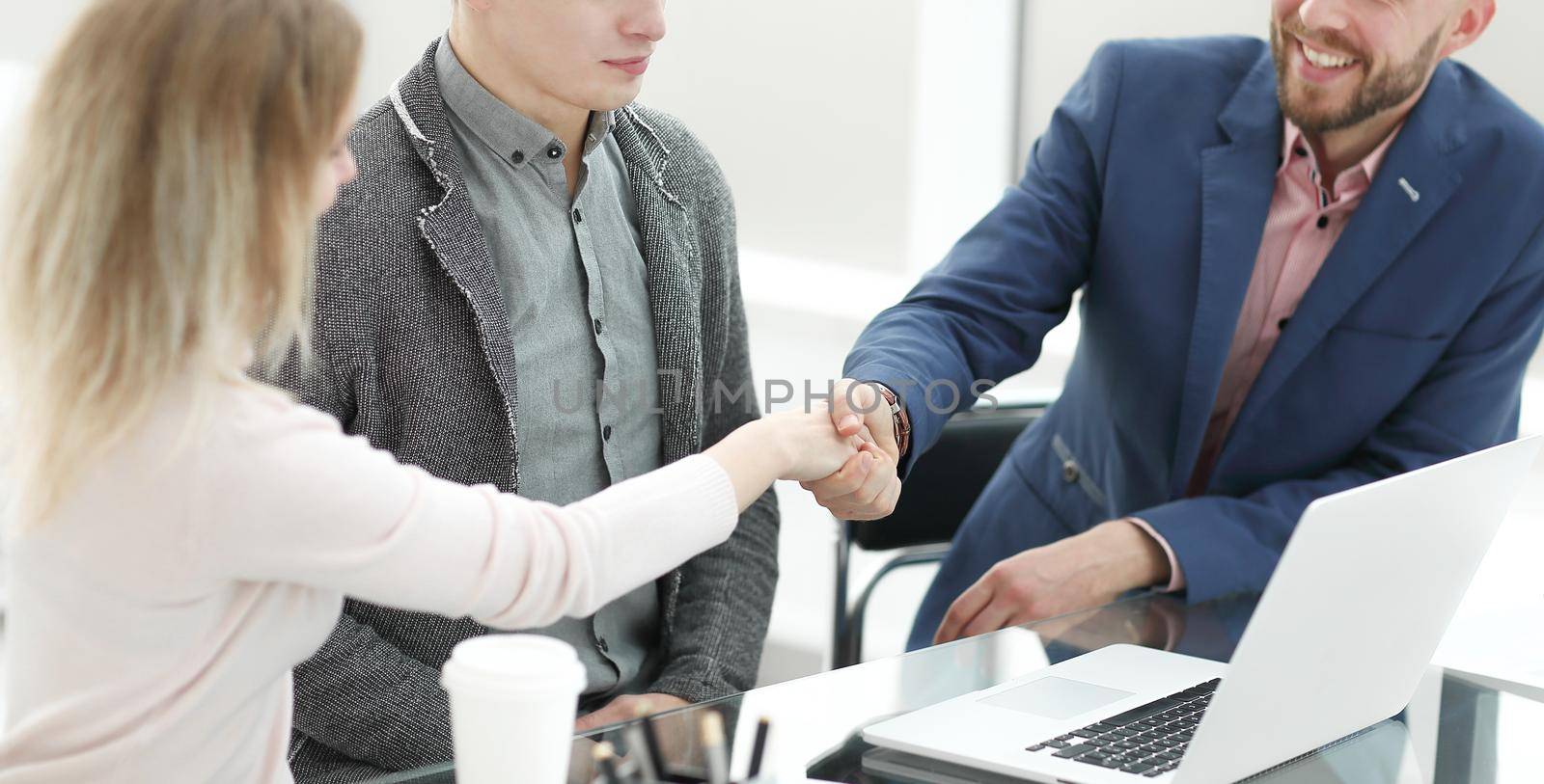 handshake business people sitting at the office Desk. concept of partnership