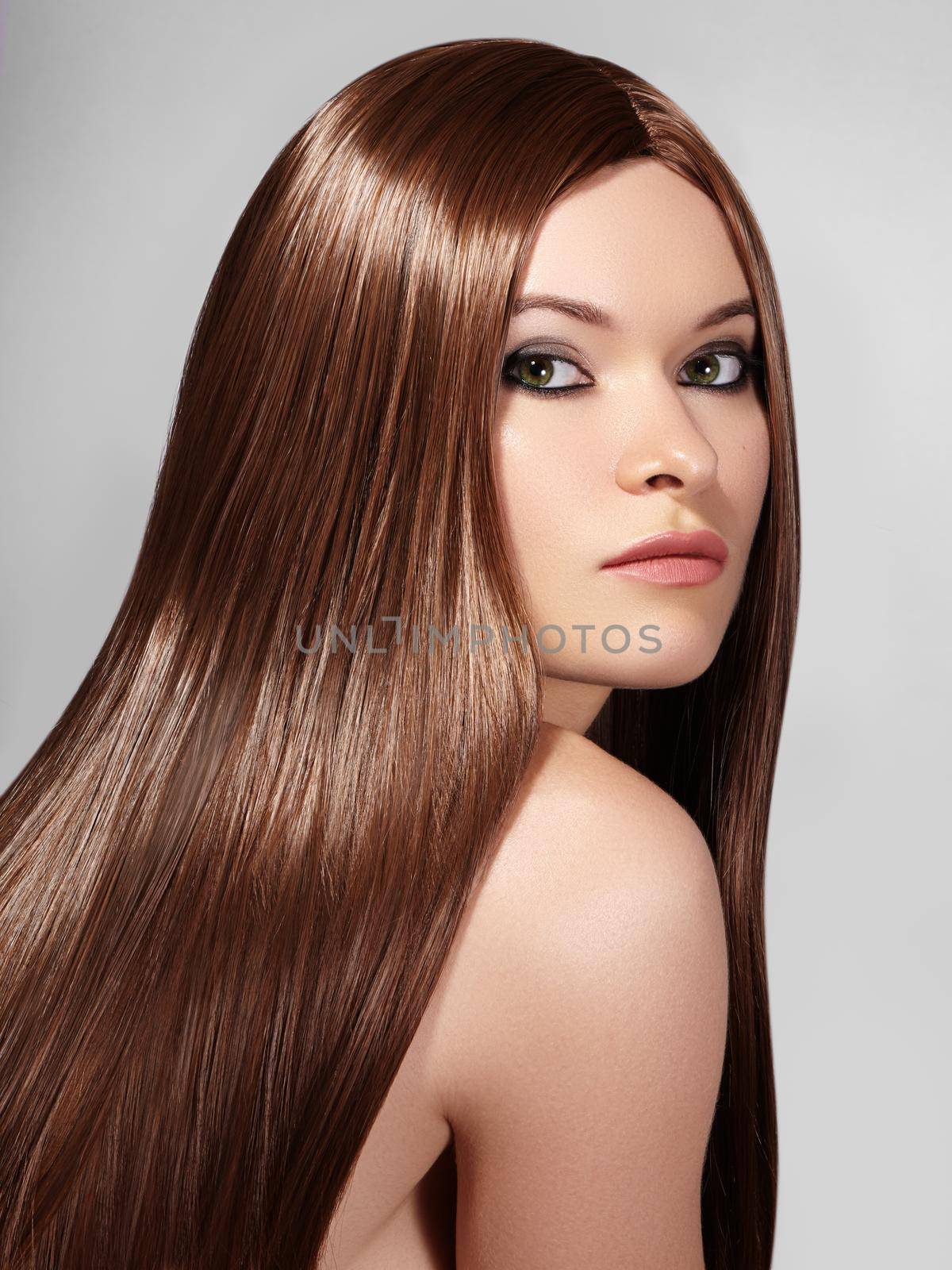 Beautiful yong Woman with Long Straight Brown Hair. Sexy Fashion Model with Smooth gloss Hairstyle. Beauty with Make-up, keratin treatment