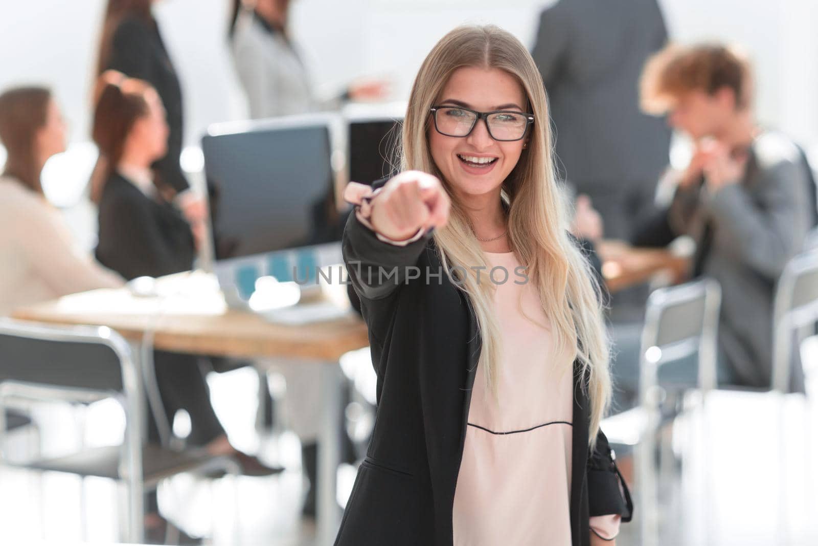 smiling young business woman pointing at you. photo with a copy of the space