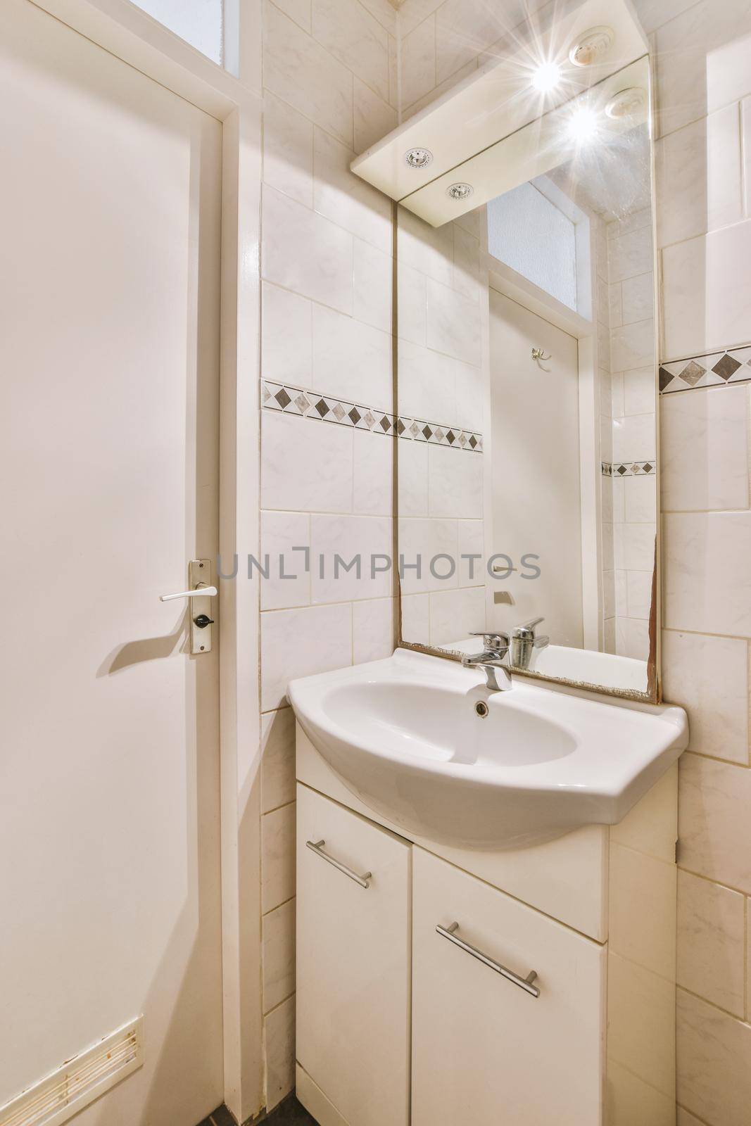 Elegant bathroom design by casamedia