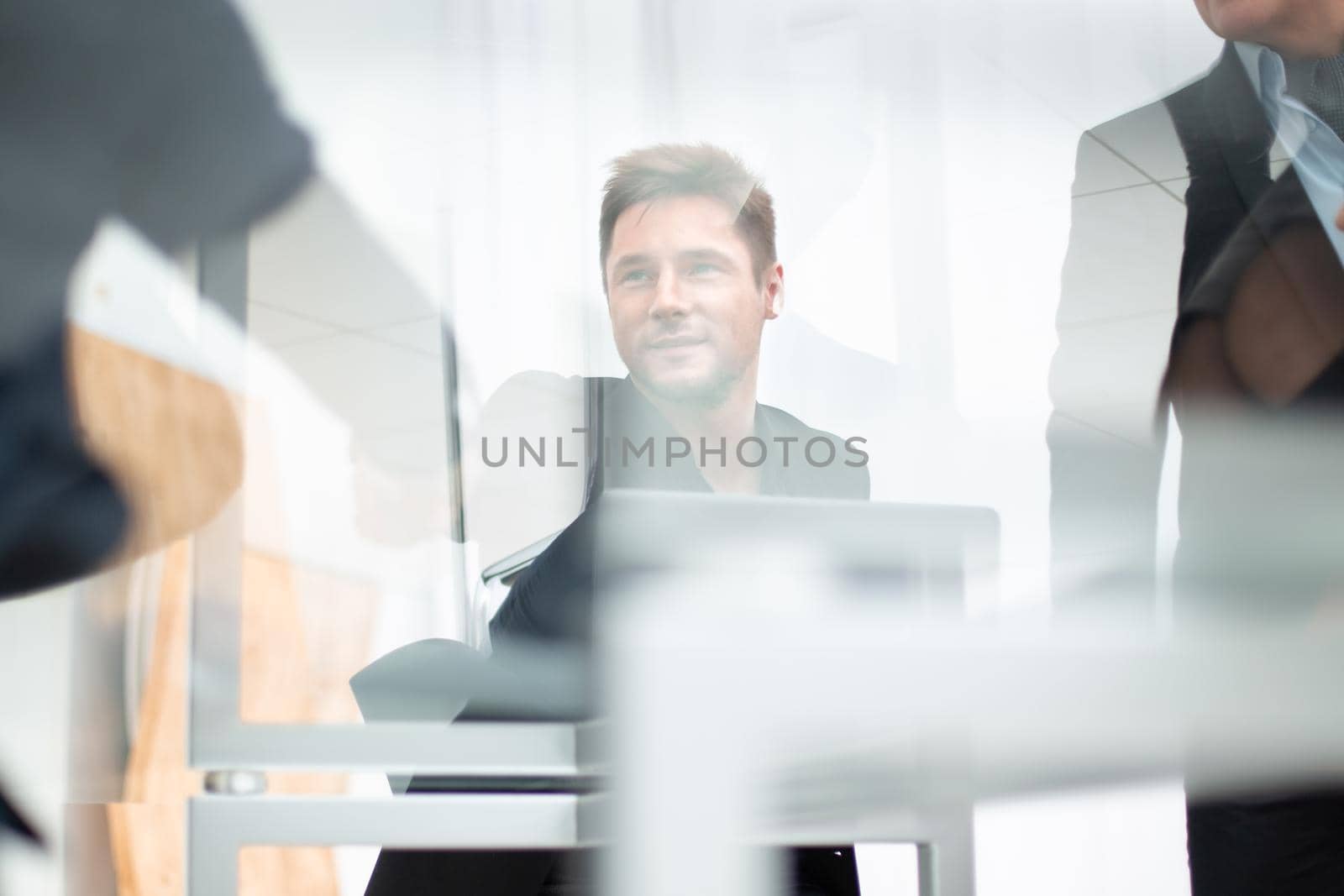 Businessman shaking hand to partner in the maatinf in rthe modern office