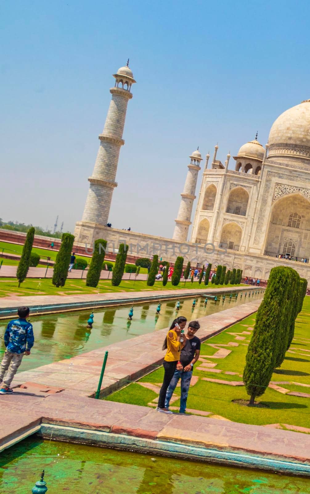 Uttar Pradesh India 10. Mai 2018 Taj Mahal in Agra India Mogul marble mausoleum and panorama of the famous 17th century symmetrical gardens.
