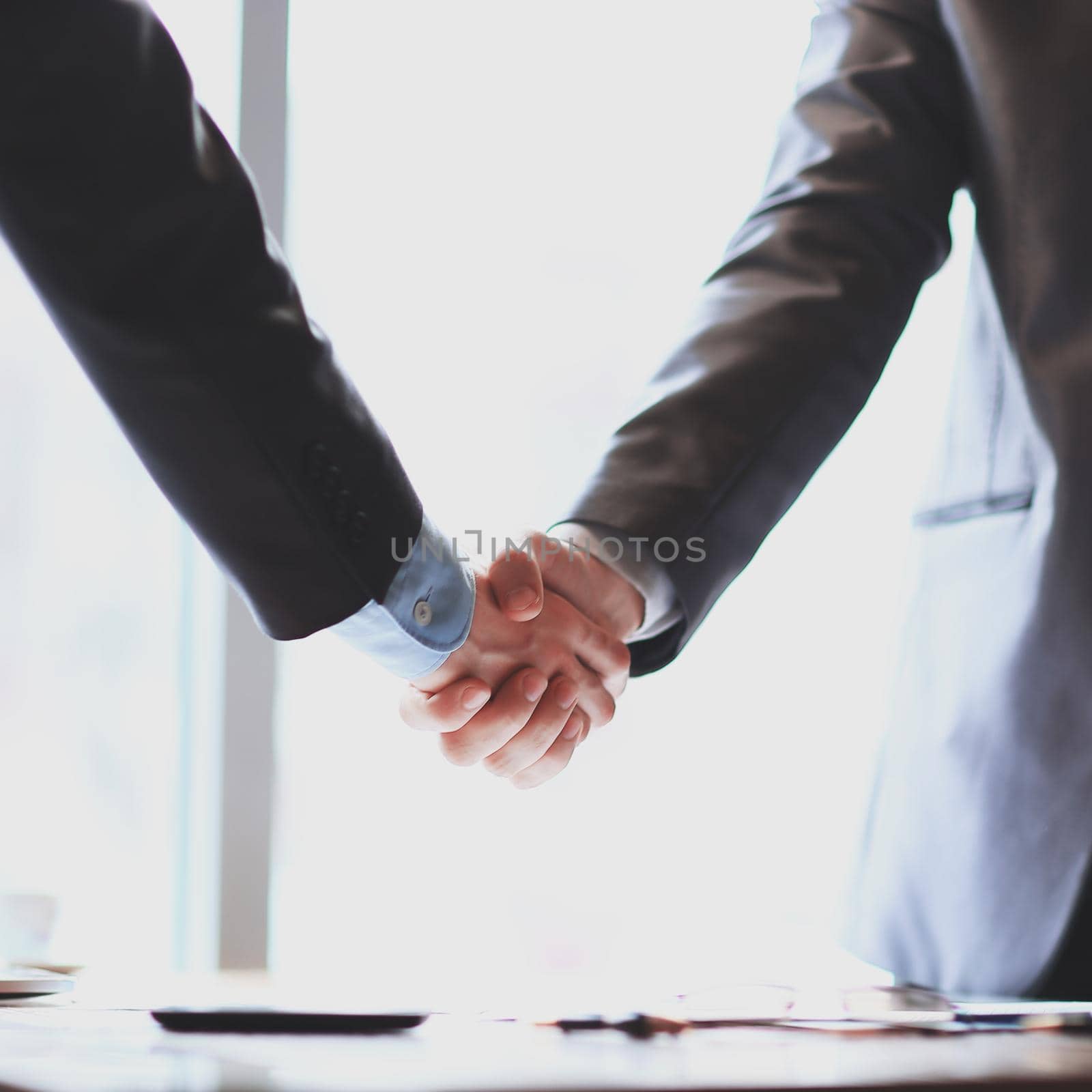 close up.confident handshake of business partners in the office .concept of partnership