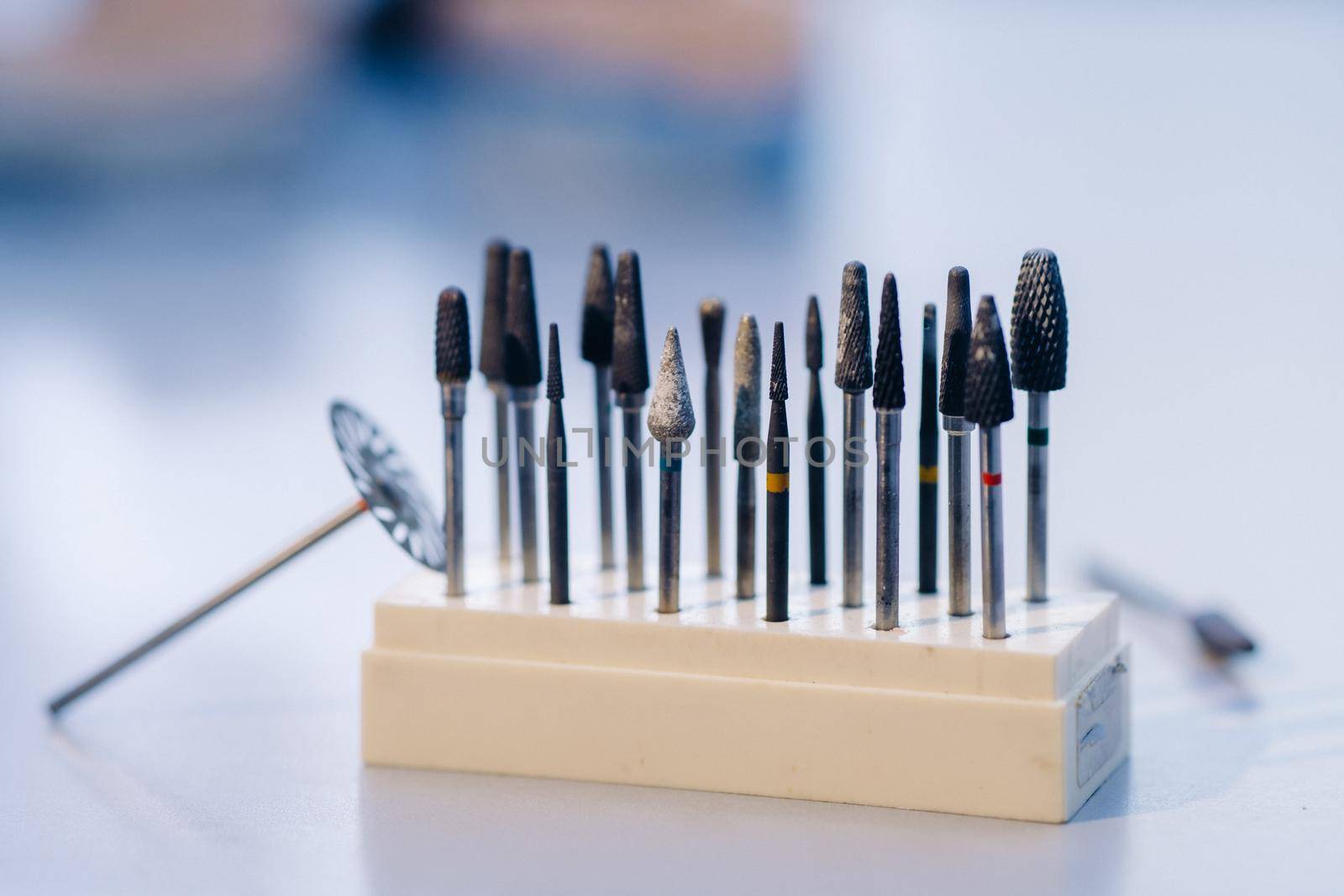 Grinding tools and drills for dental technicians.