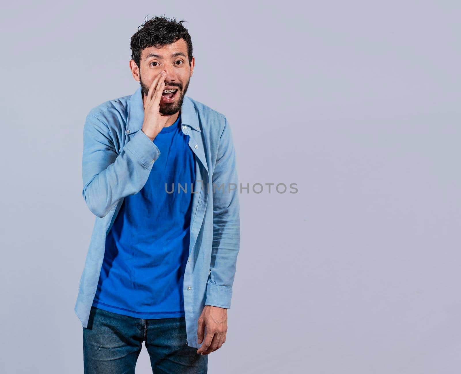 Man announcing with a whisper, man speaking discreetly to the camera, man speaking with a whisper to you