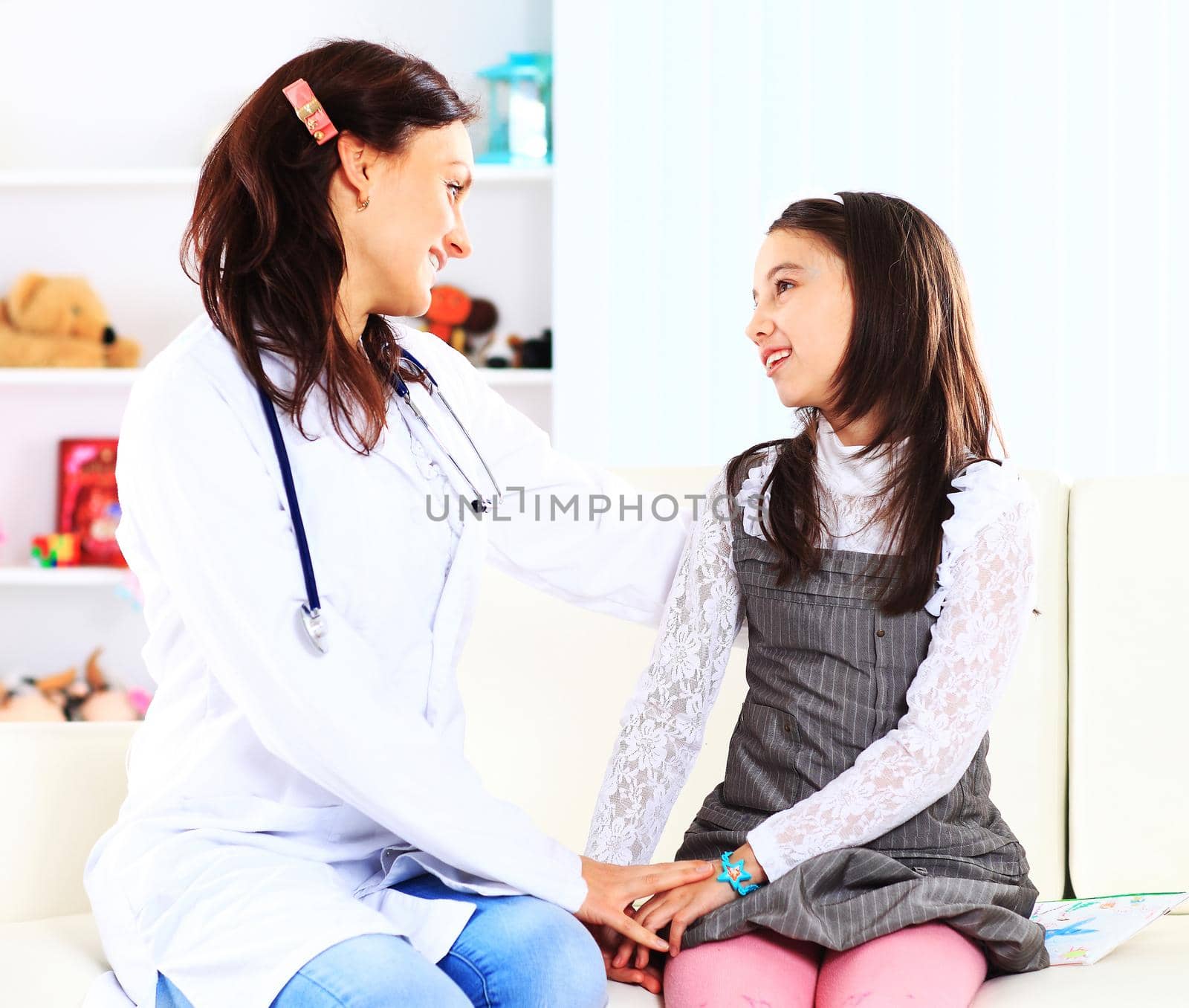 The little girl with her mother played in doctors.