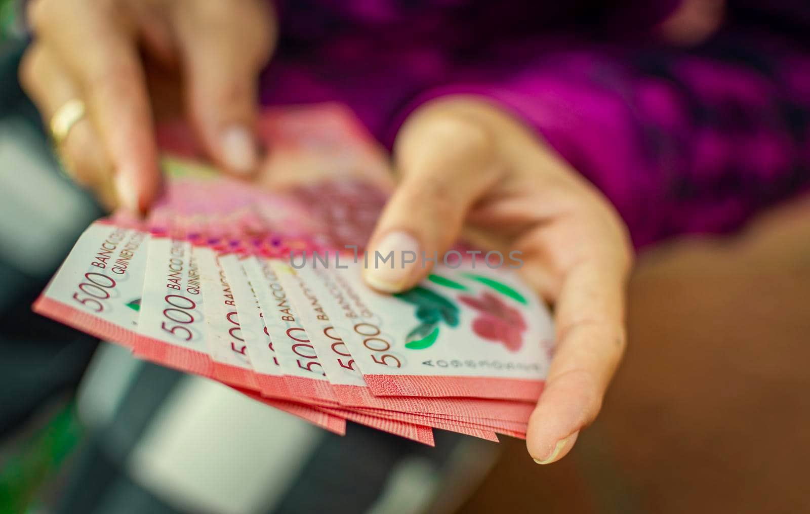 People counting banknotes, Nicaraguan 500 cordobas banknotes
