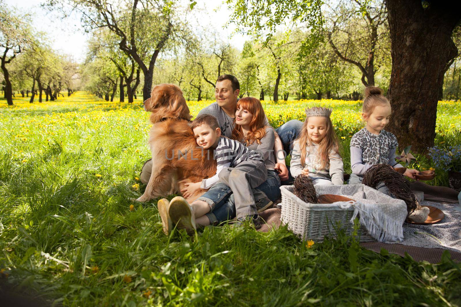 Riendly, cheerful family having a picnic.