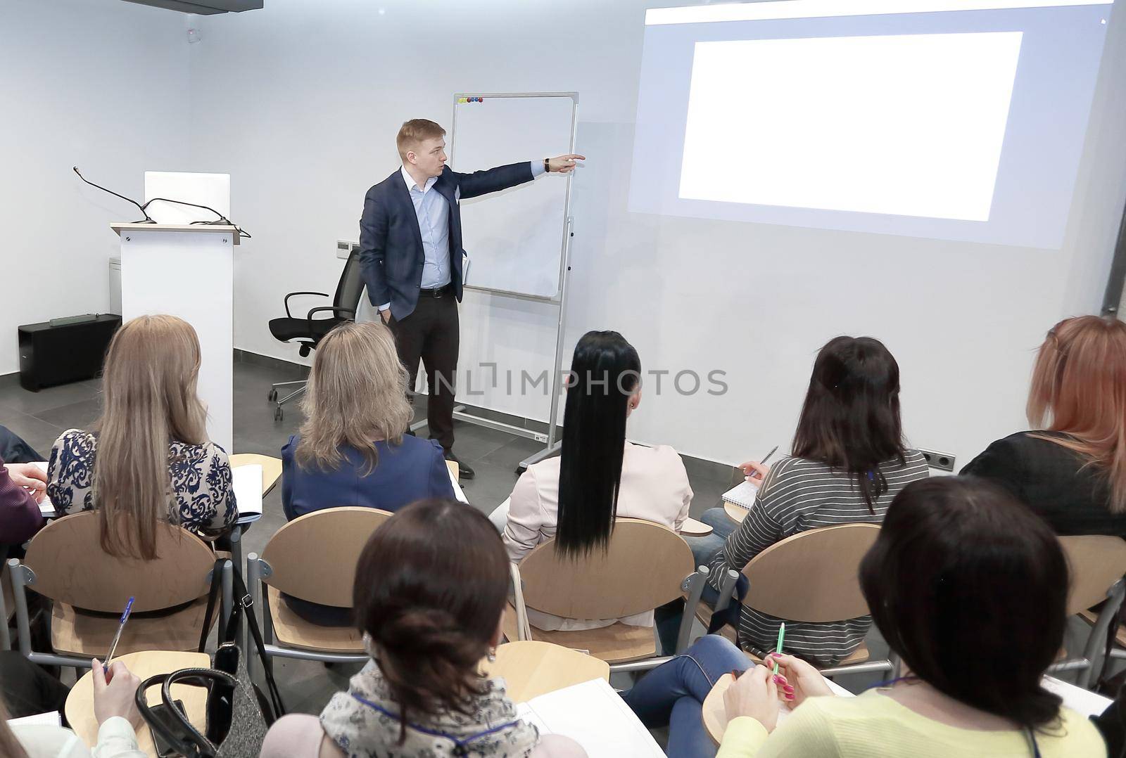 Speaker standing and lecturing on business conference in meeting hall.photo with copy space