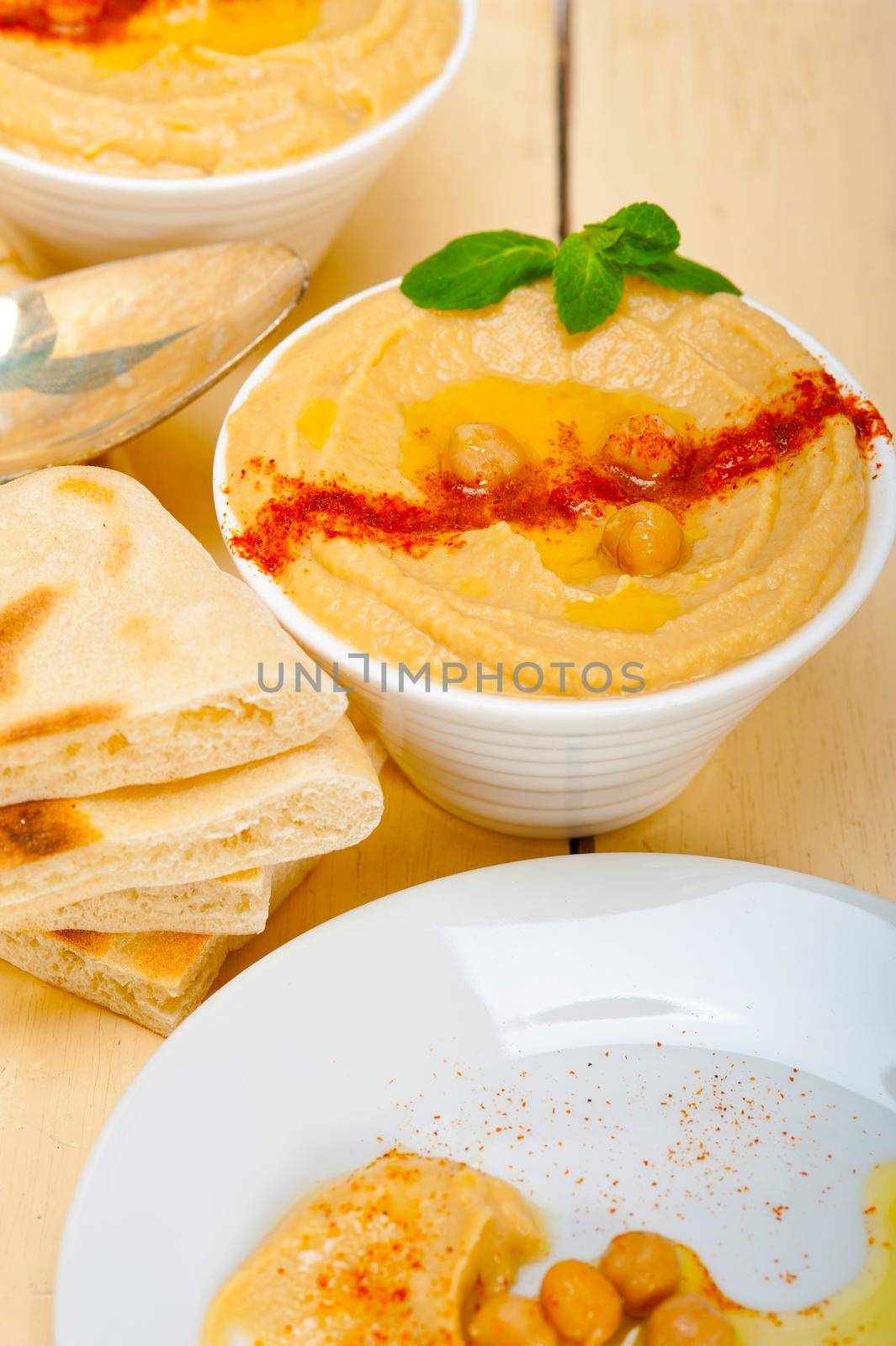 Hummus with pita bread  by keko64