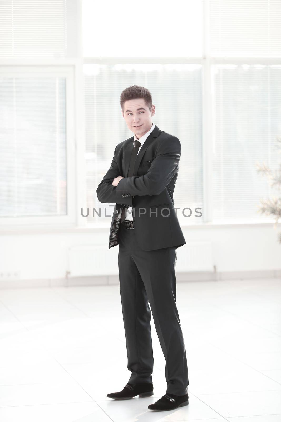 confident businessman standing in the spacious lobby.photo with place for text