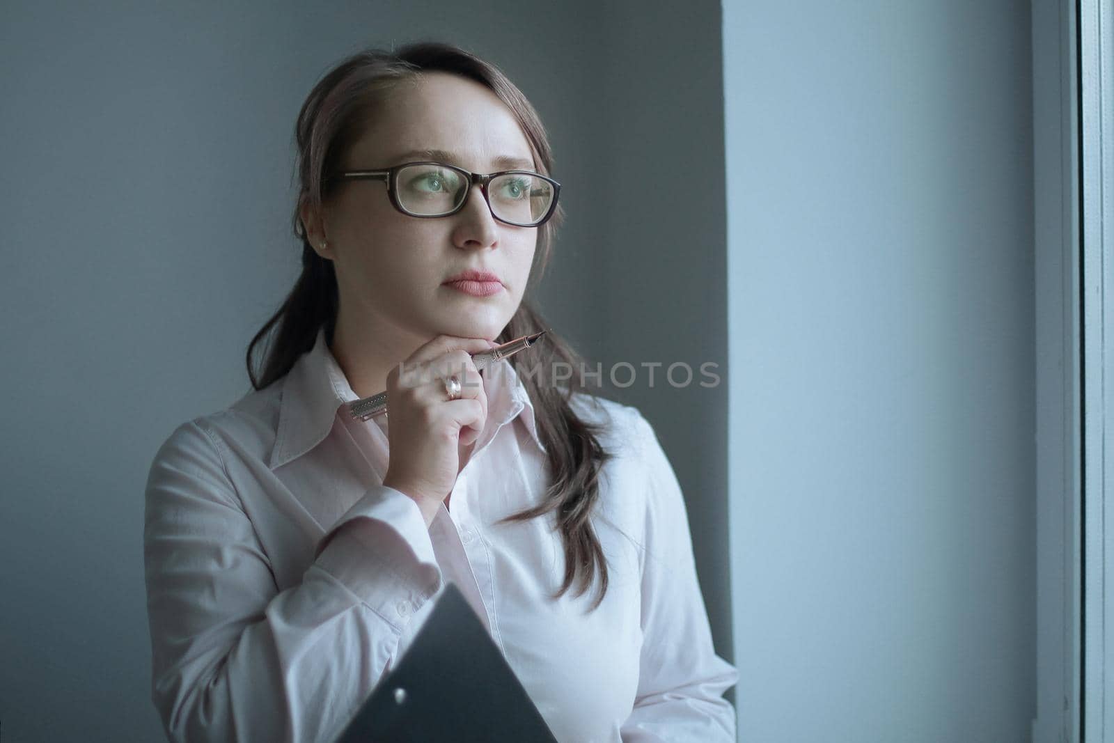 attentive business woman looking out the window of the office.photo with copy space