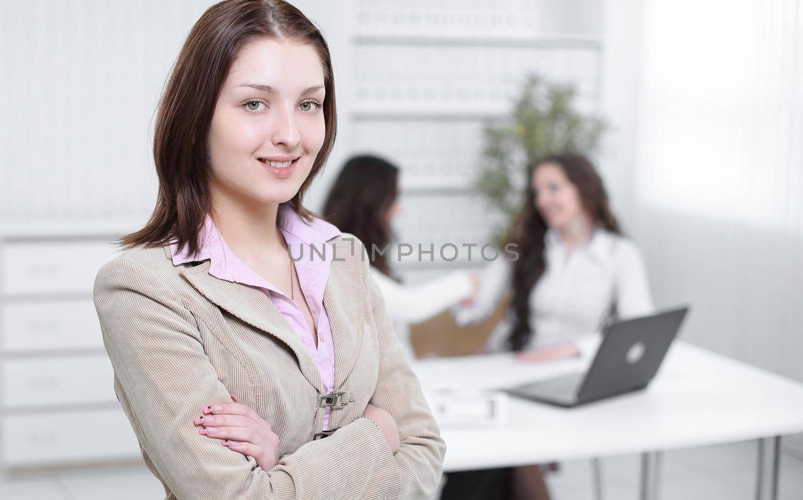 closeup.confident business woman on the background of the office.photo with copy space