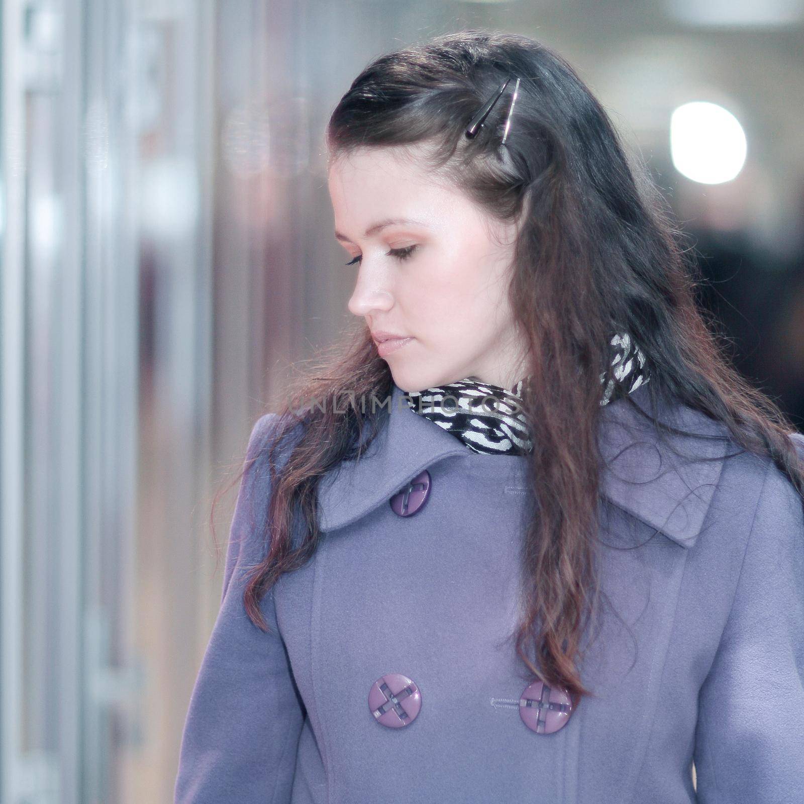 close up.portrait of a beautiful woman on a blurred background of shop Windows.