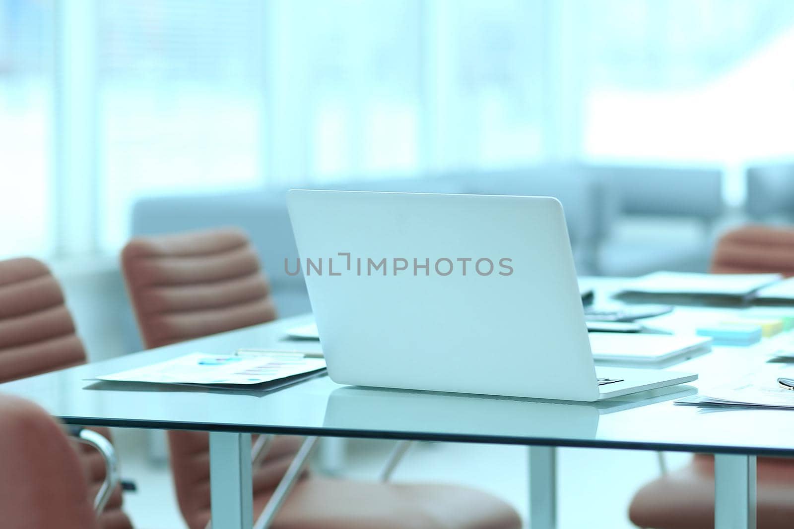 closeup.open laptop on the Desk of a businessman.photo with copy space