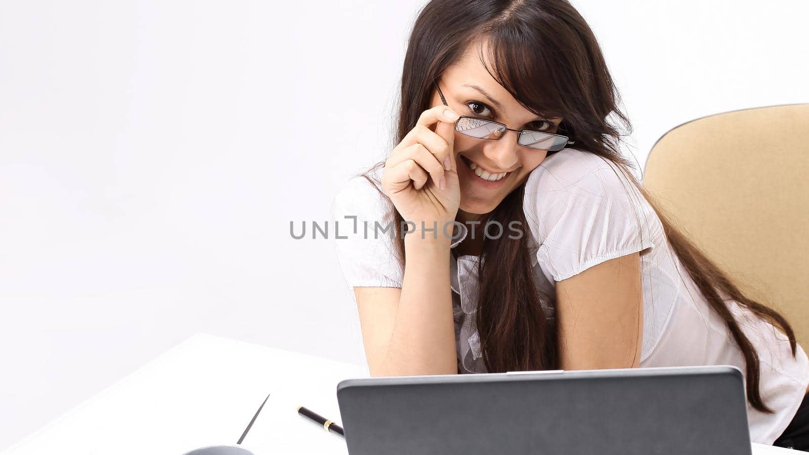 closeup.smiling business woman sitting at a Desk.photo with copy space