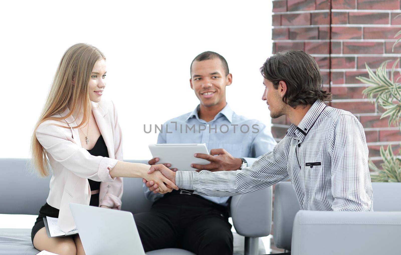 closeup.handshake of business people in modern office.the concept of cooperation