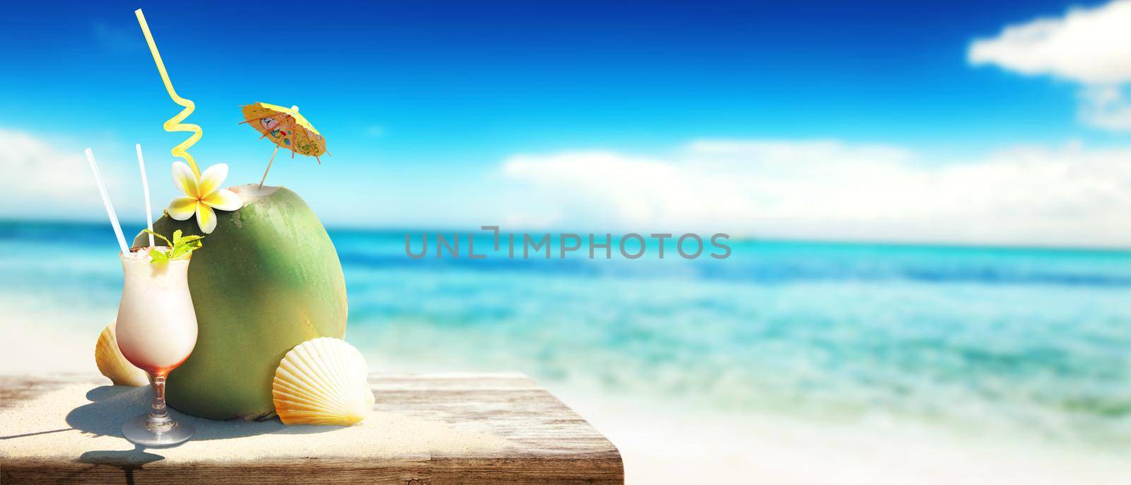 Sandy tropical beach with summer drinks. Holiday background.