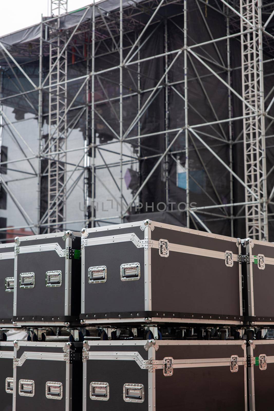 Boxes for musical equipment. Shipping case. Boxes for concert equipment. Organization of parties. Containers on wheels. Technique for concerts. Case for switching and accessories. Backstage.