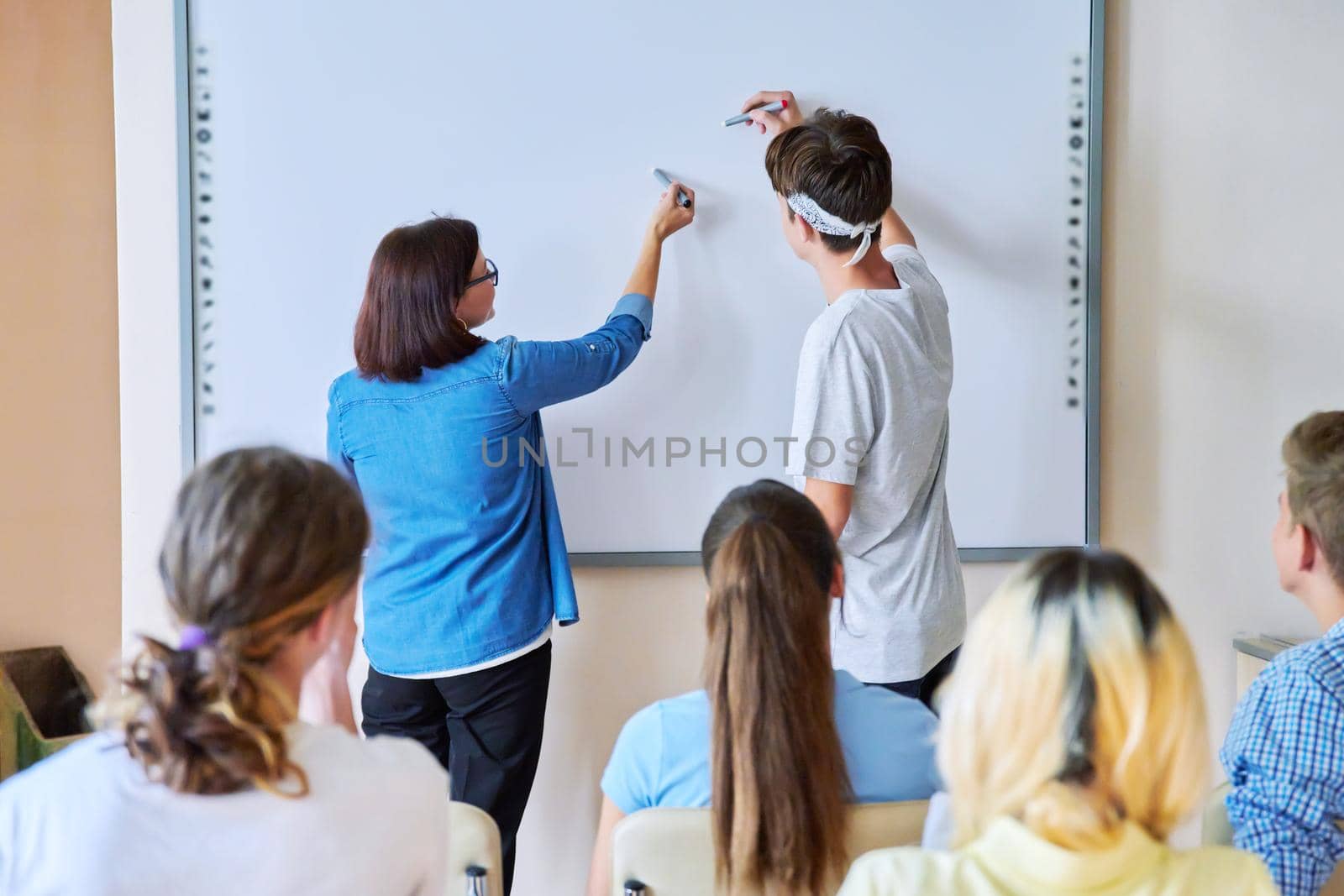 Lesson in classroom with digital screen for group of teenagers by VH-studio