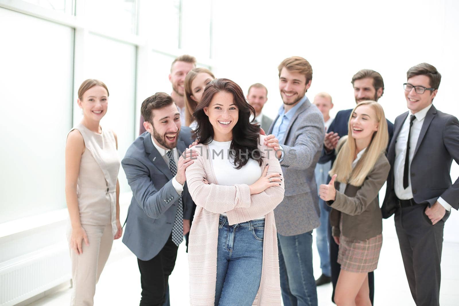 confident young woman standing in front of the business team. photo with copy space