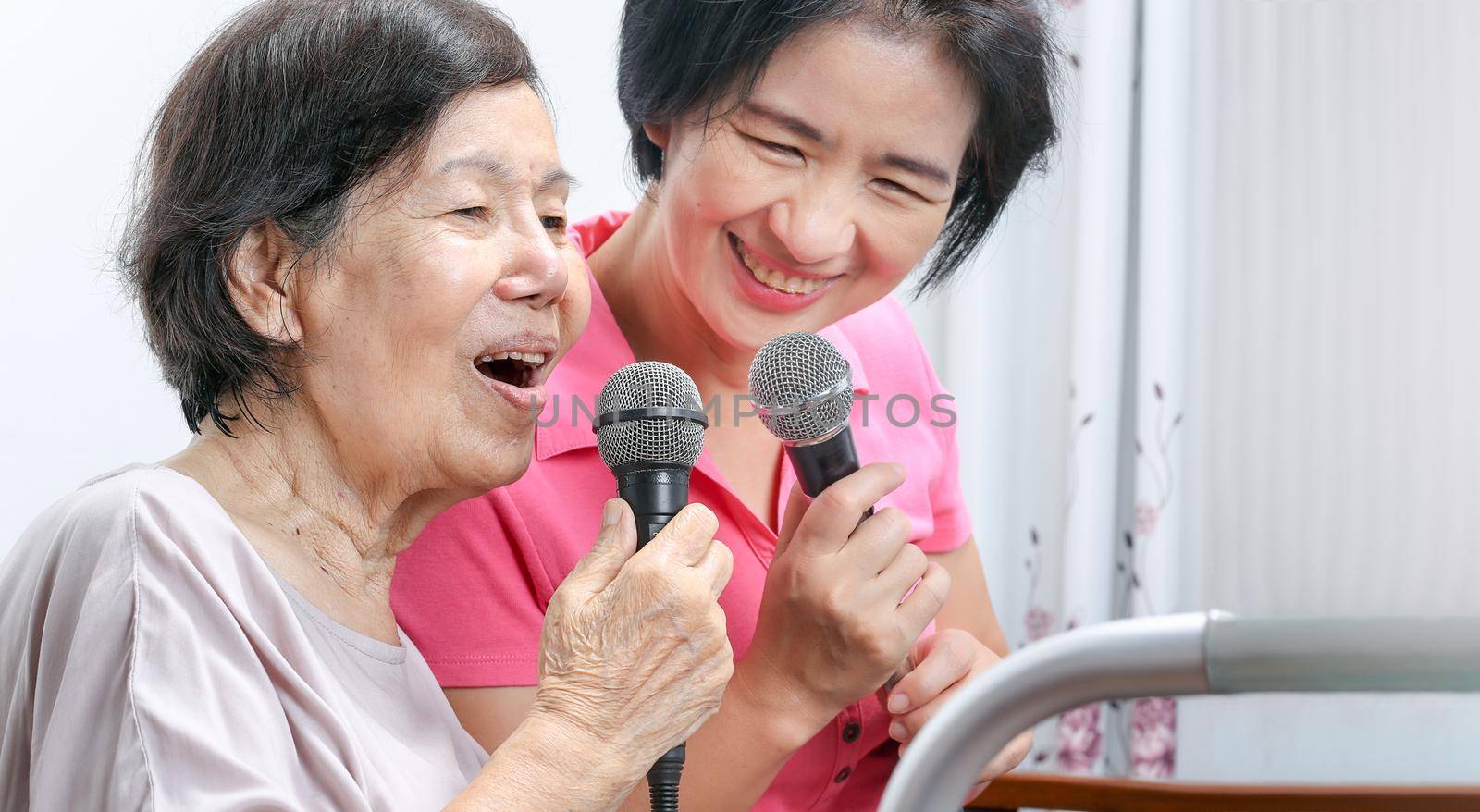 Elderly woman sing a song with daughter at home. by toa55