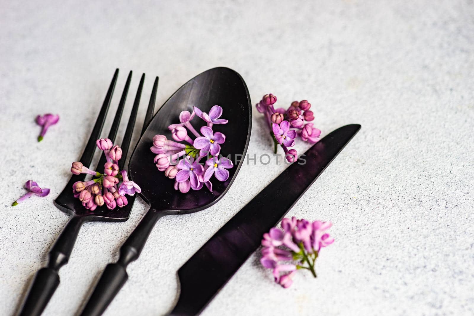 Spring place setting with lilac flowers by Elet