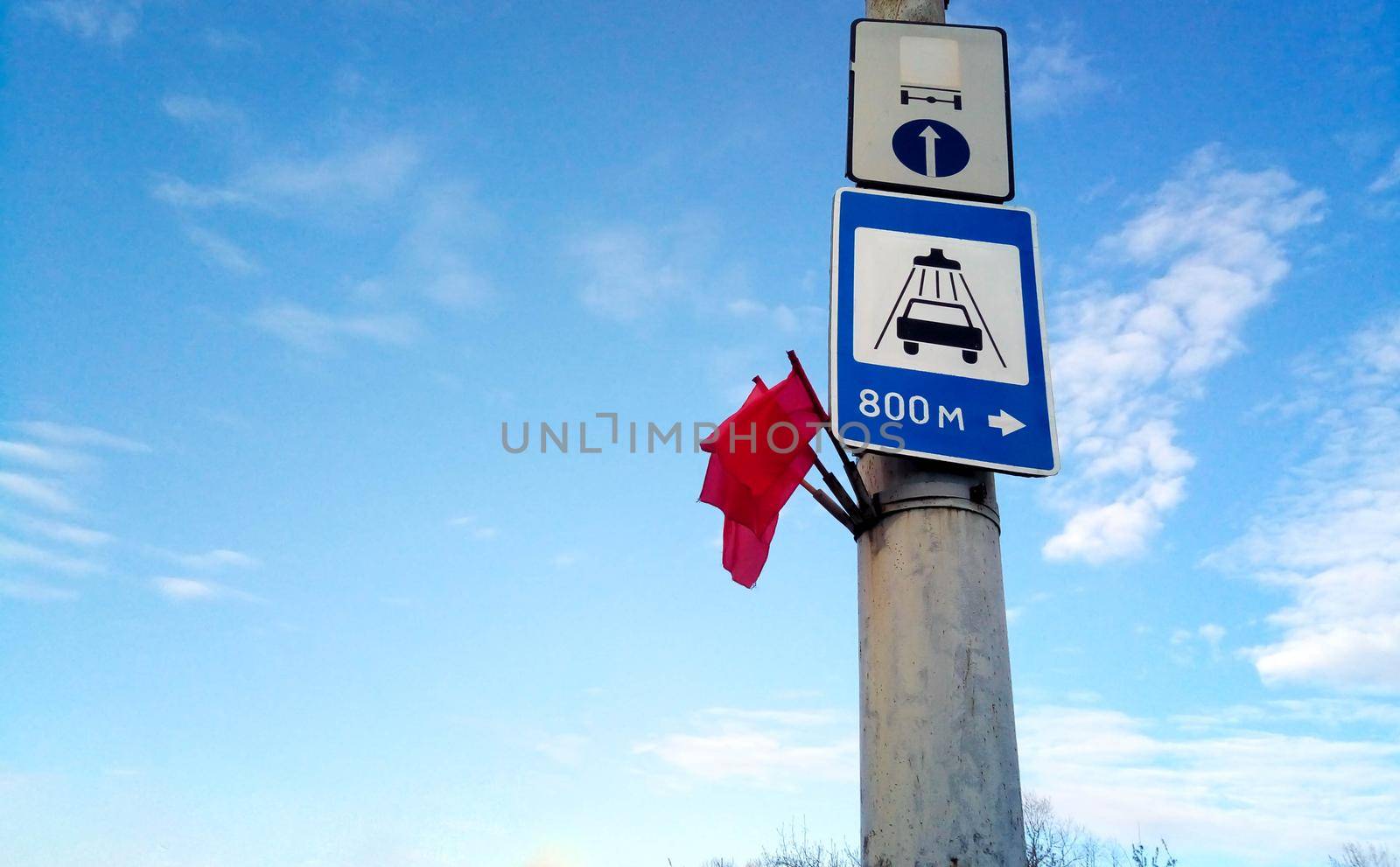 Car wash sign on the street on a pole. by lapushka62