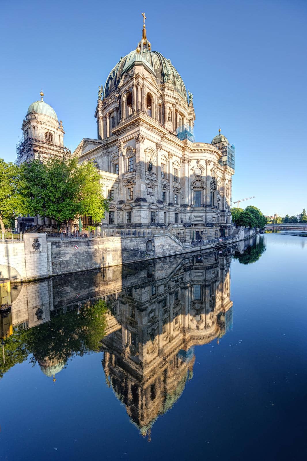 The Berliner Dom and the river Spree by elxeneize