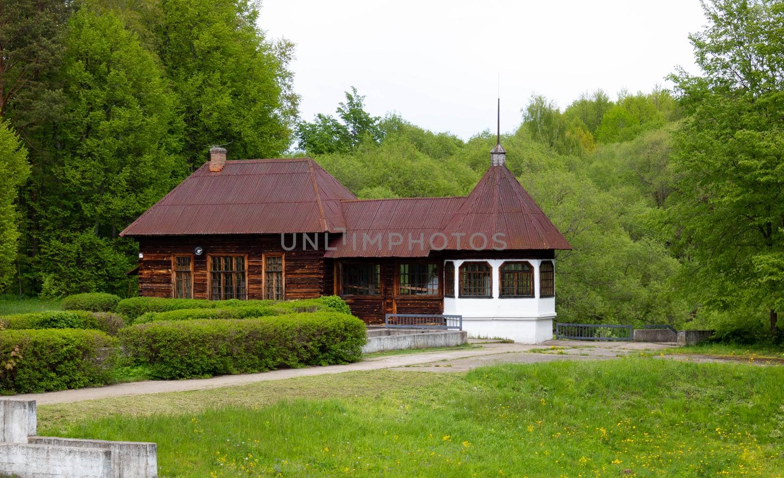 A house in the forest. The building at the Yaropoletskaya hydroelectric dam on the Lama River.