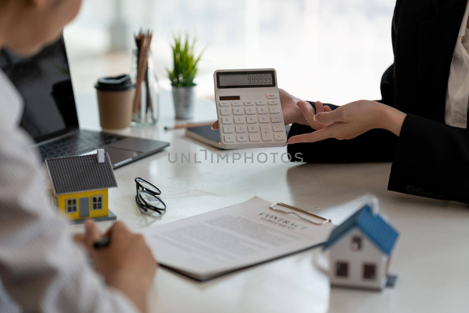 real estate business ideas Home dealers offer their clients interest rates at their office desks. read to sign contract agreement