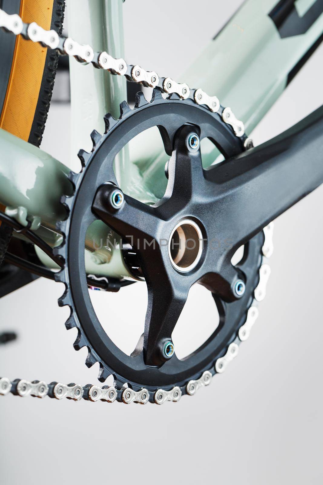 Bicycle crank system with chain close-up, mechanism for repair and tuning