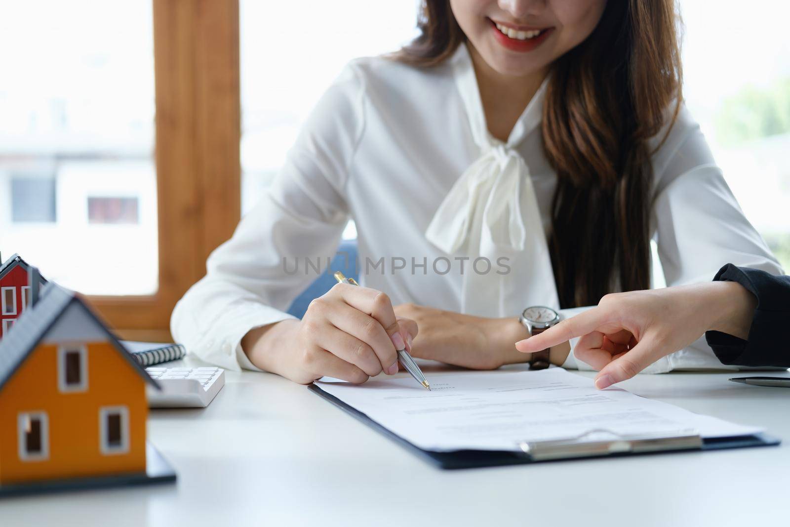 Guarantee, mortgage, agreement, contract, sign, the customer is signing the contract document as evidence to the real estate agent or bank officer according to the agreement according to the document.