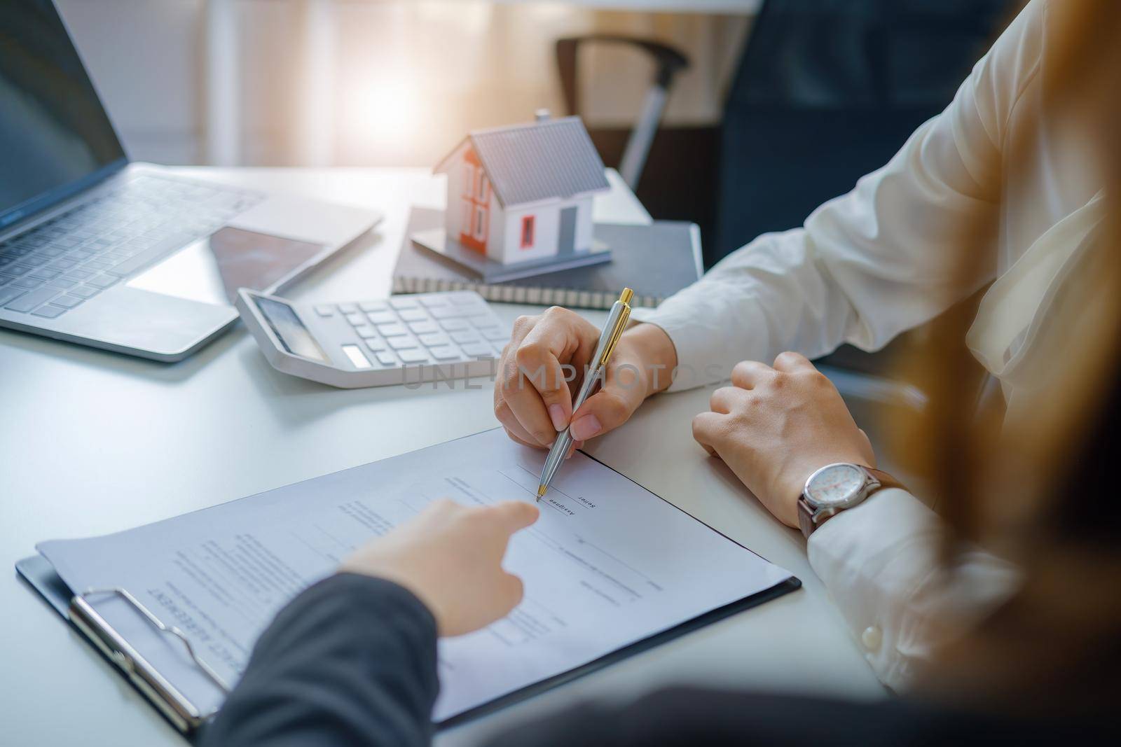 Guarantee, mortgage, agreement, contract, sign, the customer is signing the contract document as evidence to the real estate agent or bank officer according to the agreement according to the document.