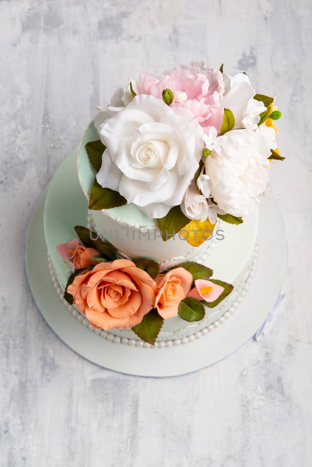 Vertical shot of a flower designed cake from top view by A_Karim