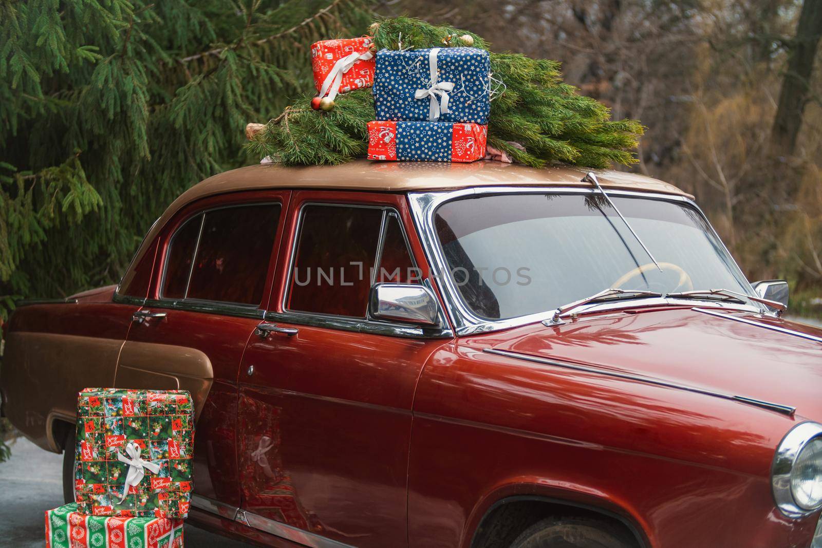 retro car with gifts for the new year