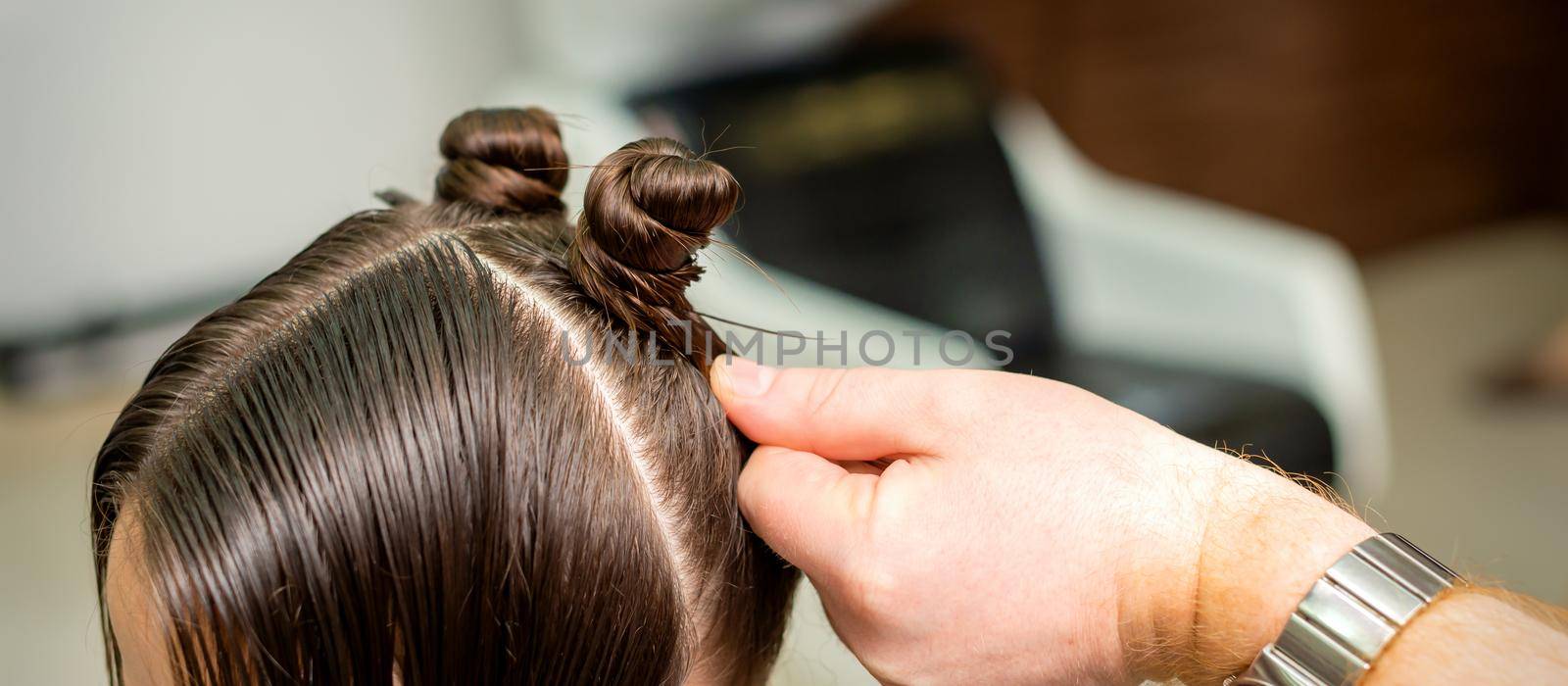 Young woman receives process of hairstyle by okskukuruza