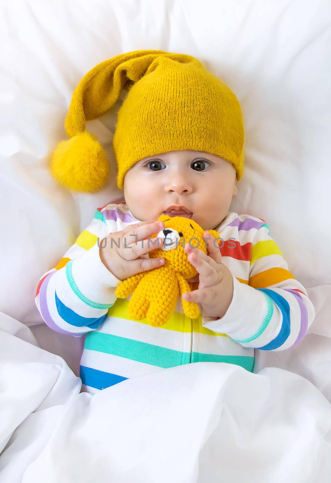 The baby in the crib goes to bed. Selective focus. People.