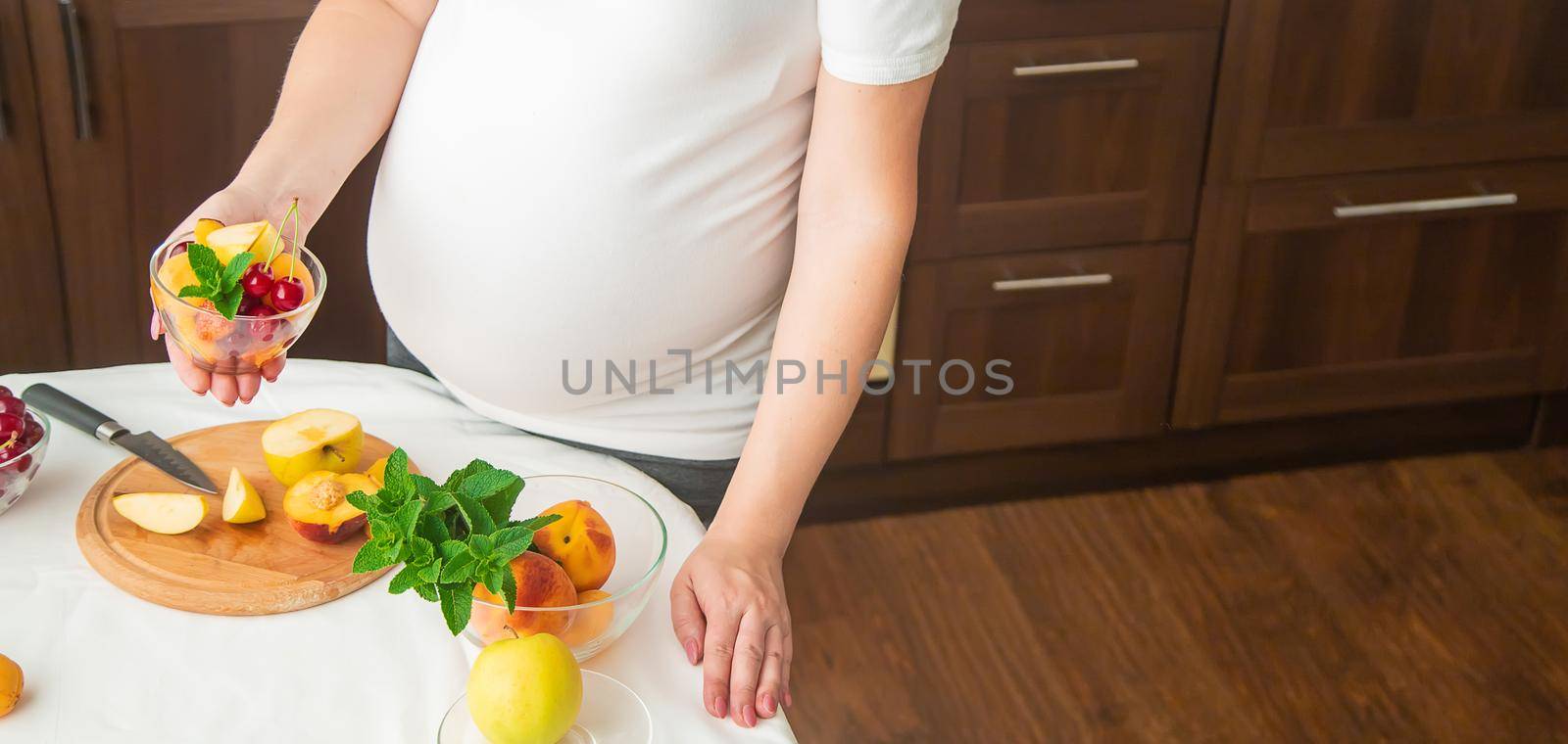 A pregnant woman eats fruit. Selective focus. food.