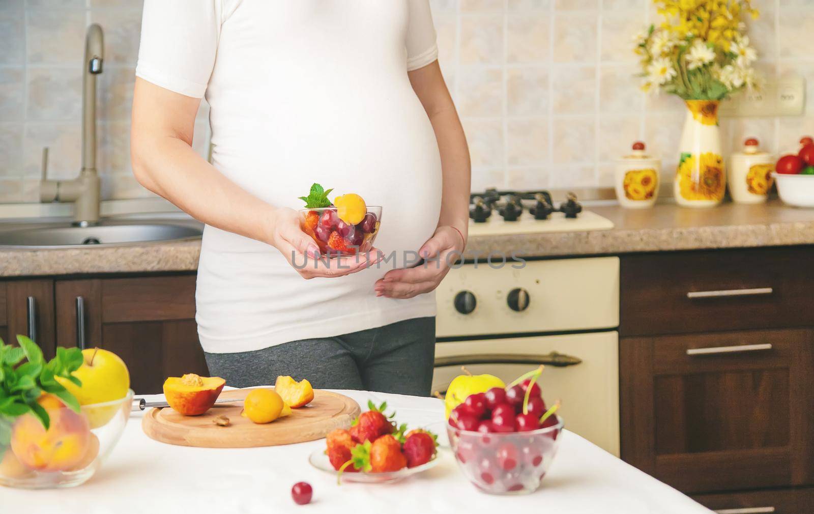 A pregnant woman eats fruit. Selective focus. food.